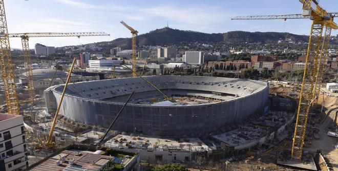 01 03 2024. Las gruas torre rodean el Spotify Camp Nou para acometer las nuevas fases programadas.