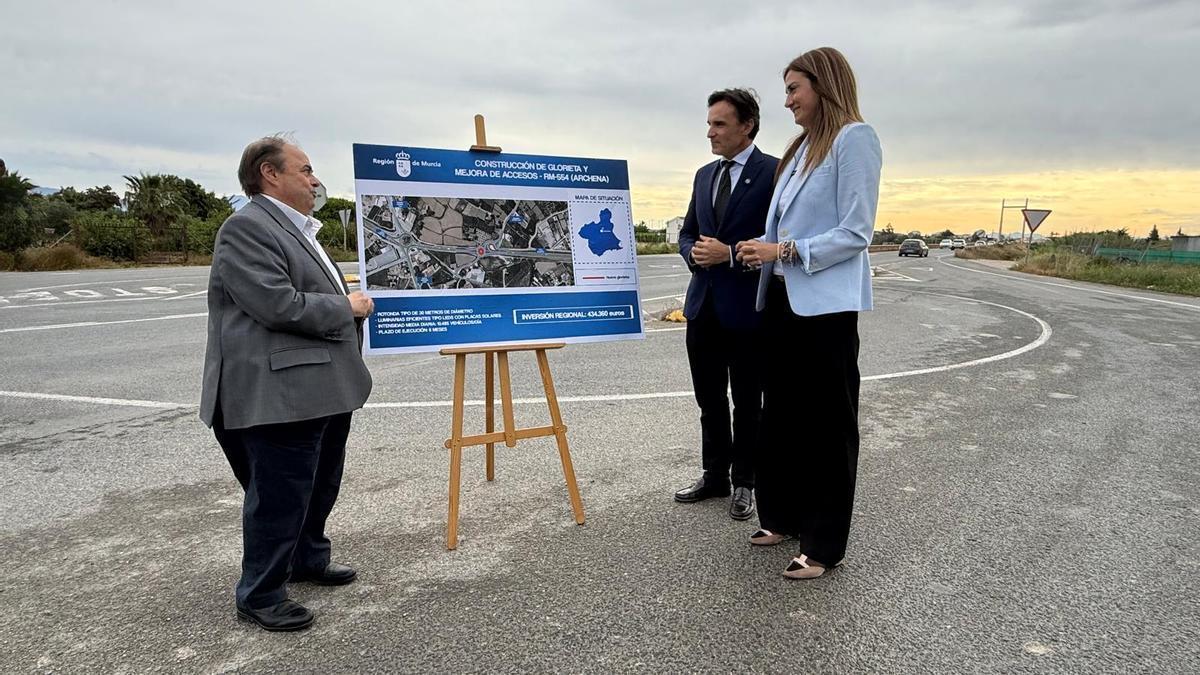 El consejero de Fomento e Infraestructuras, Jorge García Montoro, presenta la actuación junto a la alcaldesa de Archena, Patricia Fernández.