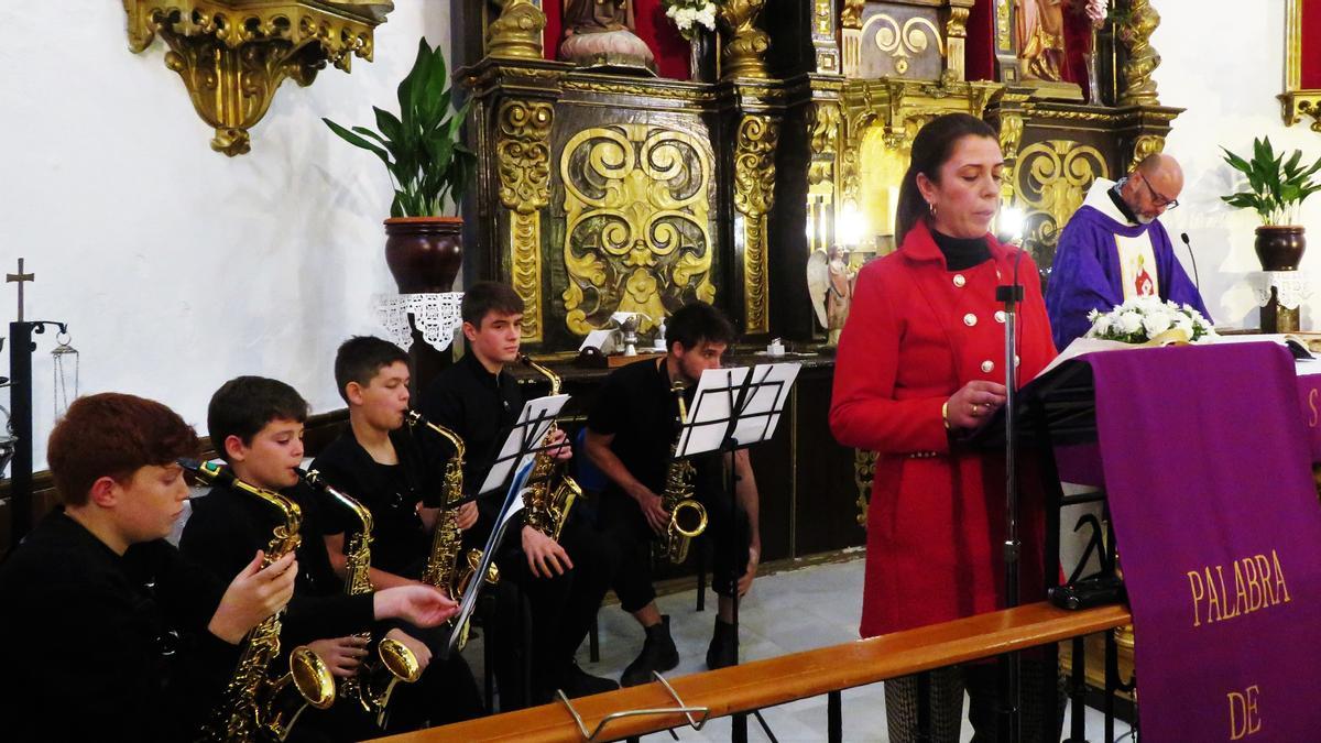 Presentación de la actividad durante la misa del sábado