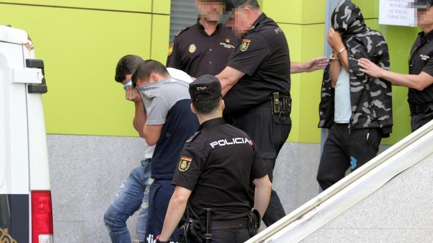 Los detenidos, a la salida de la comisaría de Cartagena