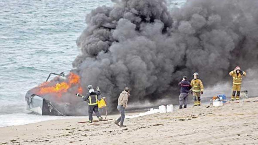 El fuego, que se reavivó en cinco ocasiones, provocó una intensa columna de humo.