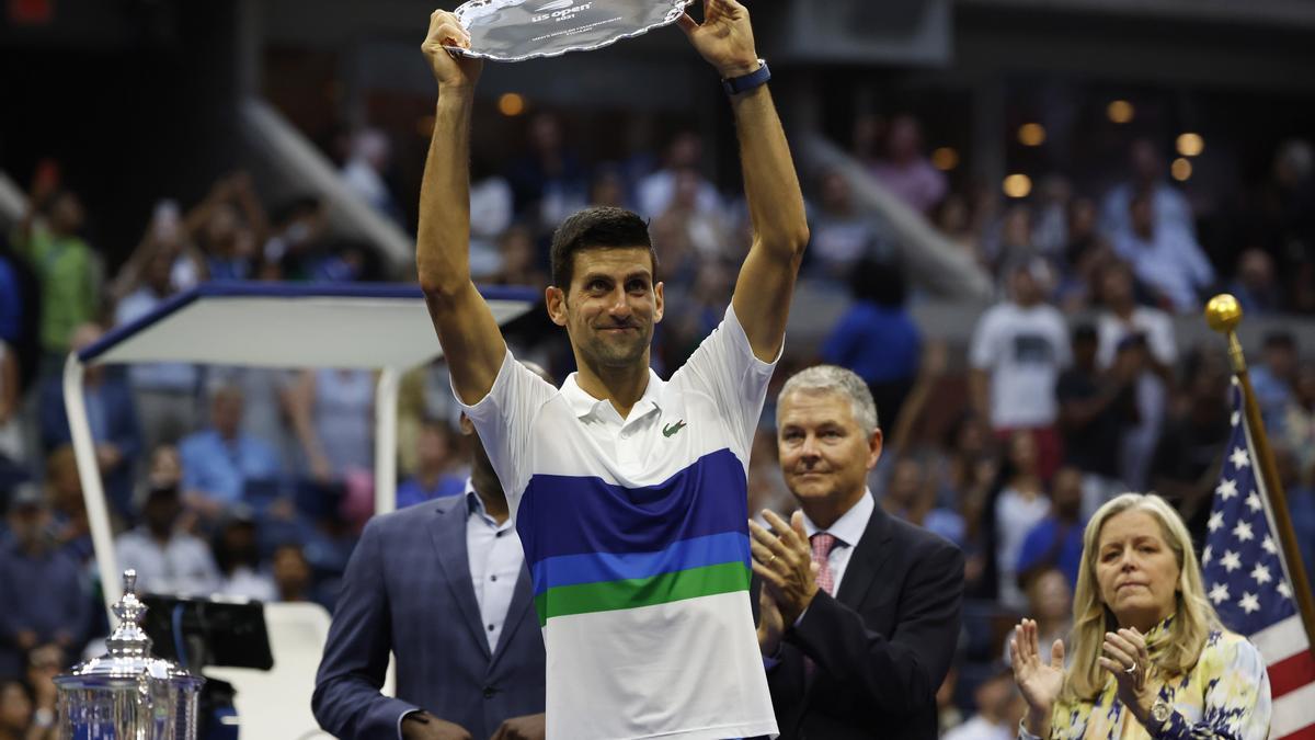 Djokovic sostiene el trofeo de finalista del US Open