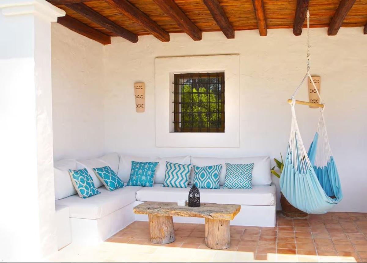 Porche del alojamiento mejor valorado de Airbnb en Ibiza
