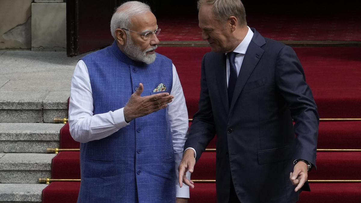 El primer ministro indio, Narendra Modi, conversa con su homólogo polaco, Donald Tusk, este jueves en Varsovia.