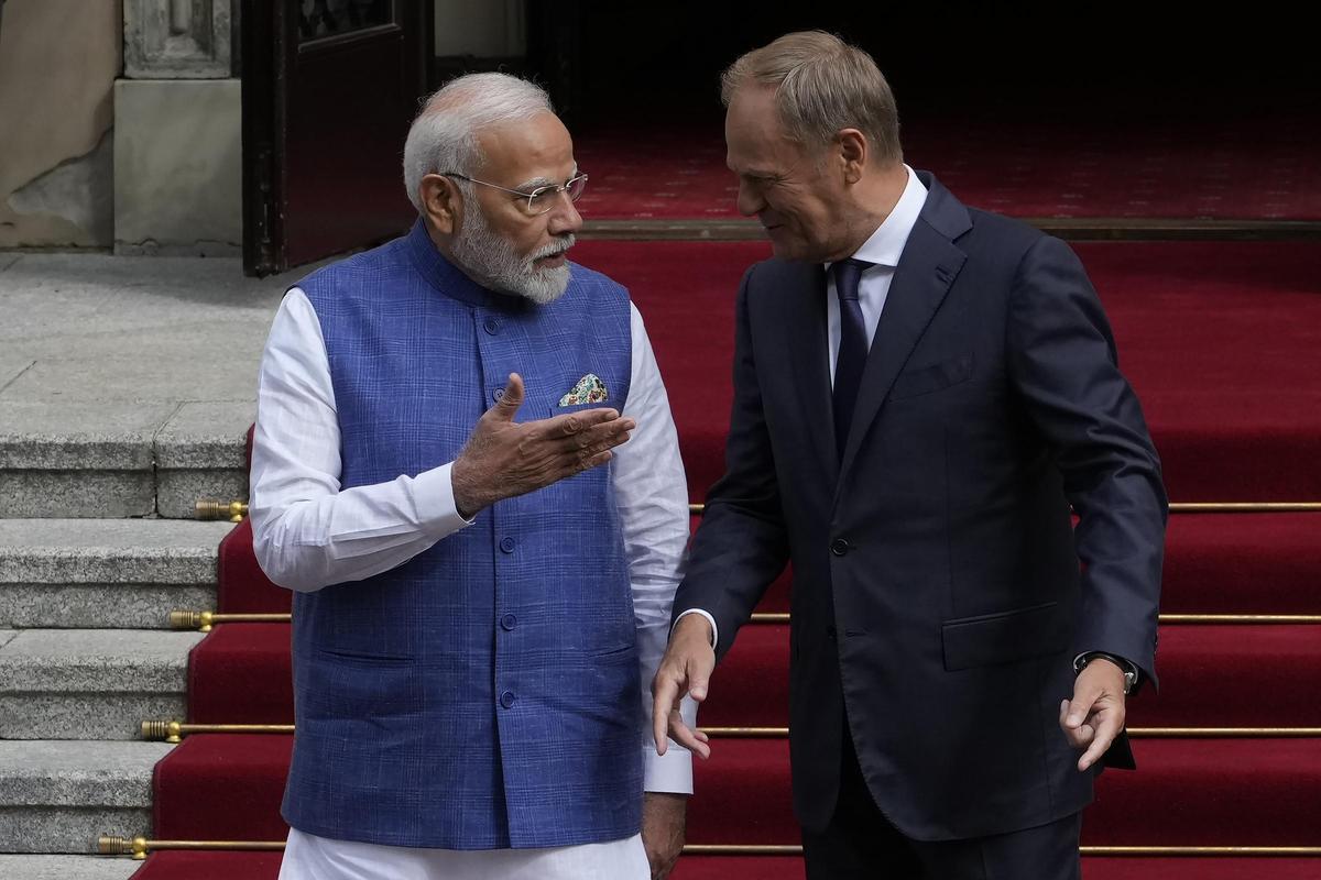 El primer ministro indio, Narendra Modi, conversa con su homólogo polaco, Donald Tusk, este jueves en Varsovia.