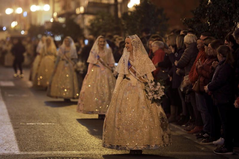 Marina Civera y su corte de honor en la Ofrenda de las Fallas 2019.