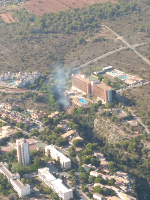 Desalojadas 800 personas por un incendio declarado cerca de un hotel en Cala Antena