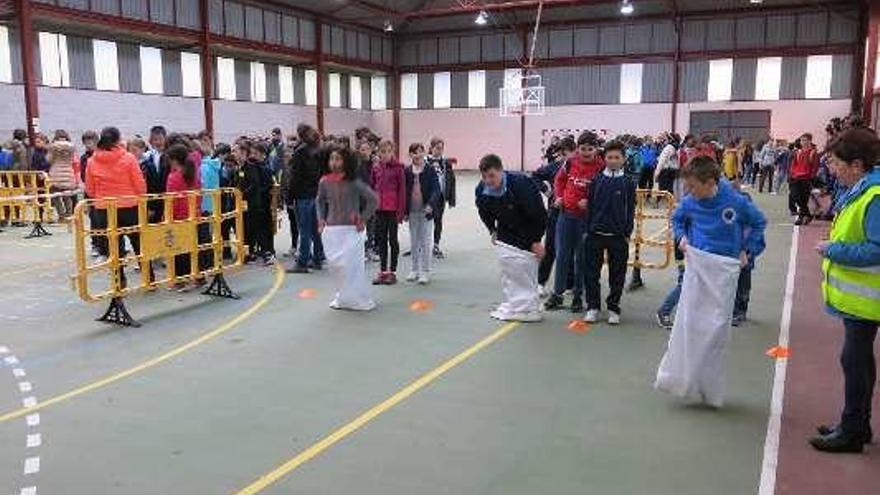 Foto de familia de los riosellanos y los franceses, que posan con los regalos que les dieron los anfitriones.