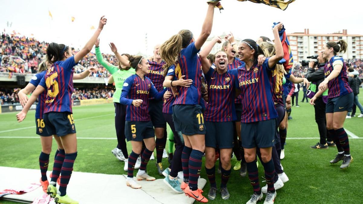 Las jugadores del Barcelona celebran su victoria al final de la semifinal de la UEFA Champions League Femenina, entre el Barcelona y el Bayern Munich en el Mini Estadi.