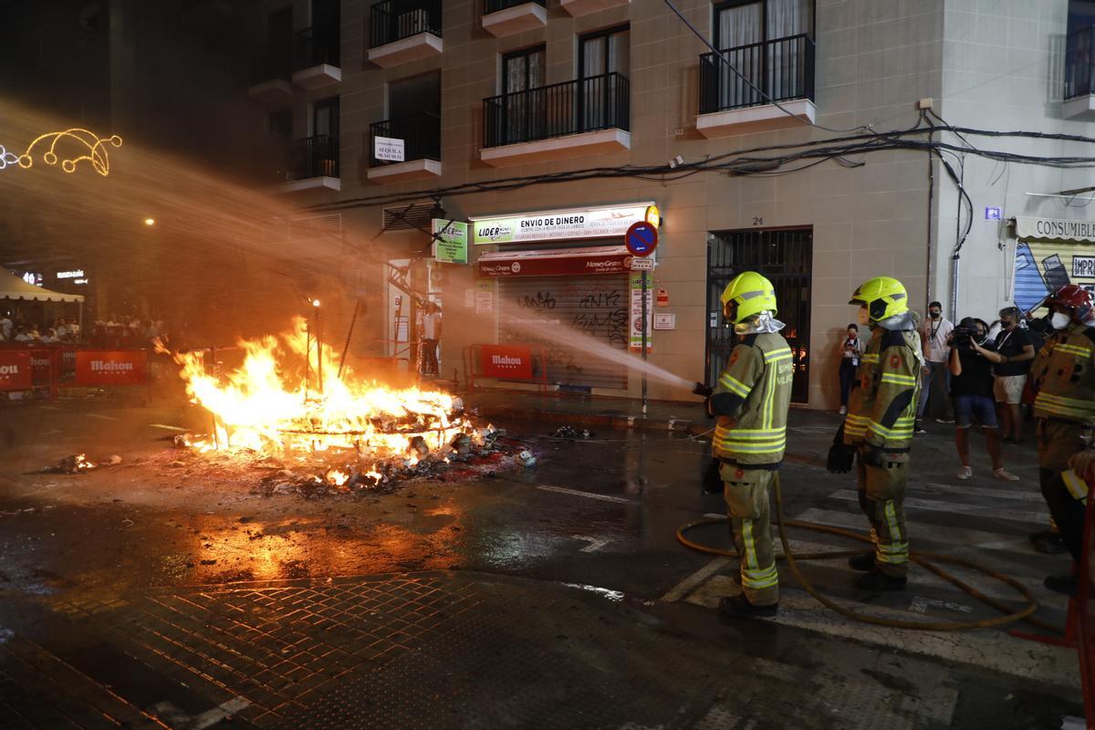 Los bomberos sofocan una de las fallas infantiles de Especial.