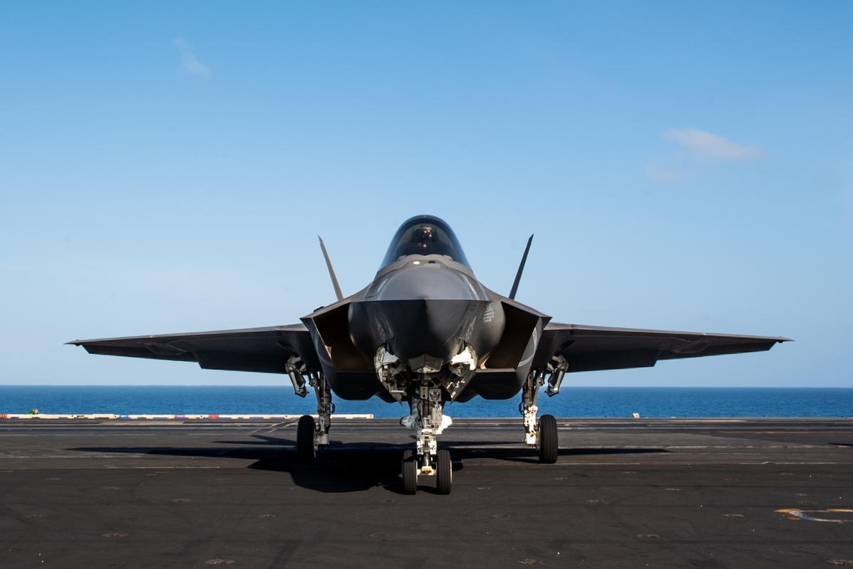 Un caza norteamericano F 35 Lightning en la pista del portaviones Carl Vinson. El secretario general de la OTAN, Mark Rutte, pretende que los aliados compren 700 de estos aviones
