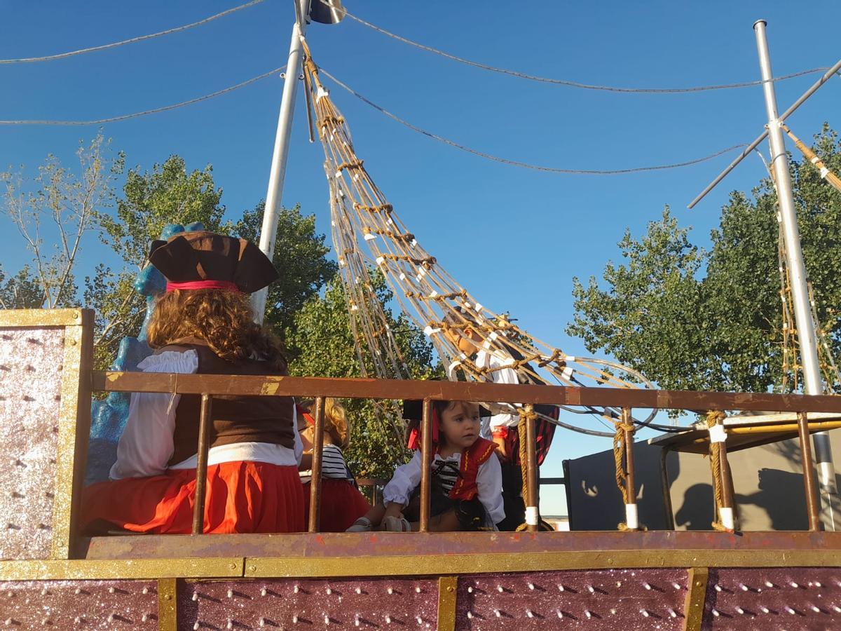 GALERÍA | Morales de Toro se mete de lleno en las fiestas con un desfile de carrozas y disfaces GALERÍA | Morales de Toro se mete de lleno en las fiestas con un desfile de carrozas y disfaces