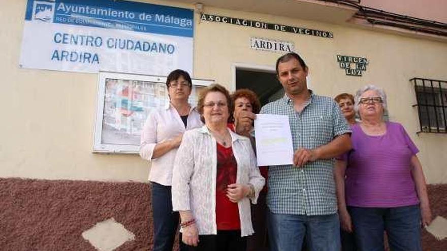 Antonio Ávila y vecinos con la sentencia, delante de la sede de la que fueron expulsados en 2013.