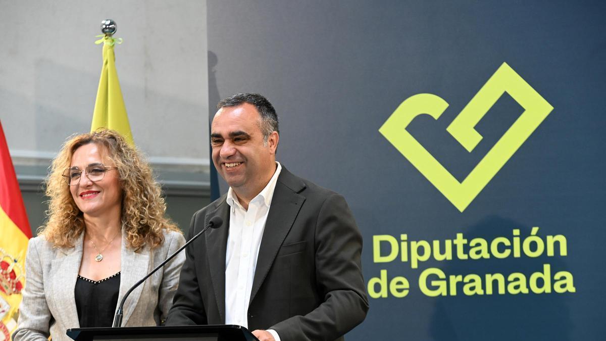 La diputada de Turismo, Marta Nievas, y el presidente de la Diputación de Granada, Francis Rodríguez, en la presentación del plan de rutas