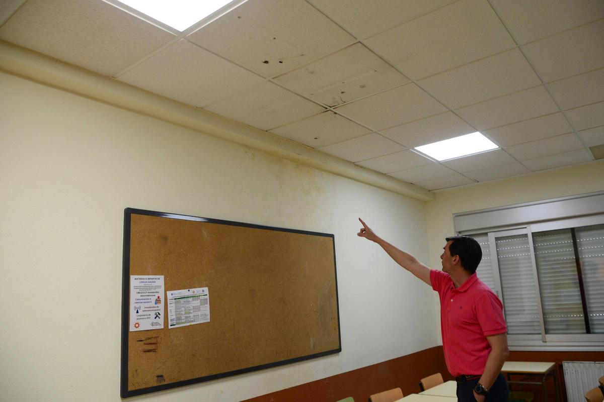 El director del centro, enseñando algunas de las consecuencias de las goteras.
