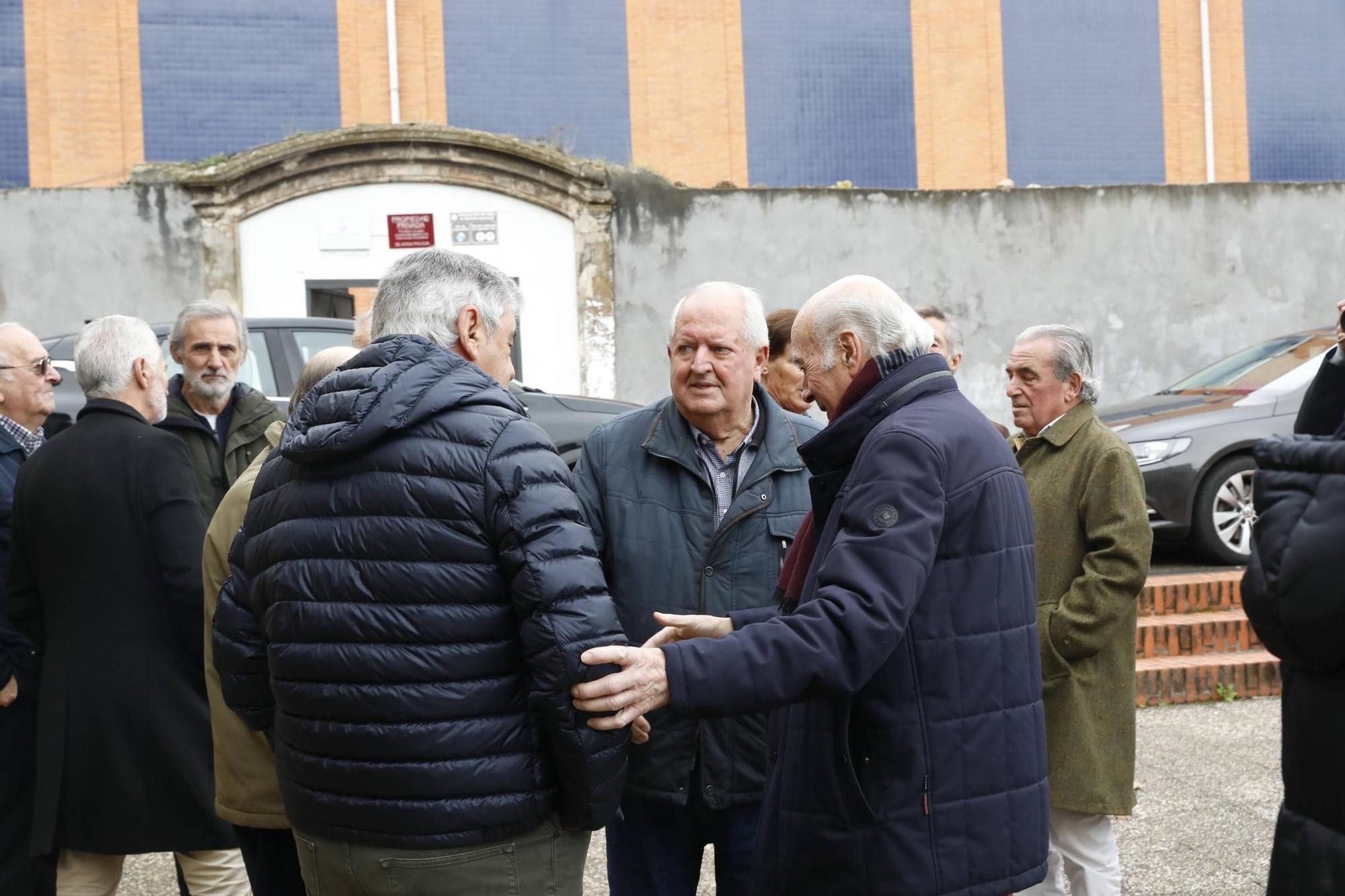 El funeral por Roberto Entrialgo, exdirectivo y precursor de la mejor época del Sporting, en imágenes