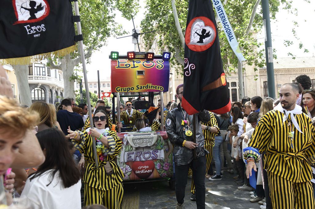 Todas las imágenes del pasacalles sardinero y del desfile de Doña Sardina en Murcia