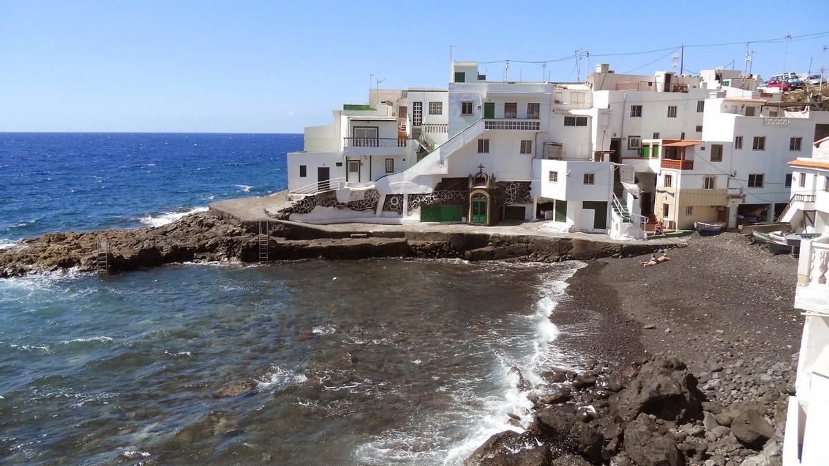 Playa de Varadero, en Tenerife, a dónde fueron rescatadas las tripulantes del catamarán volcado.