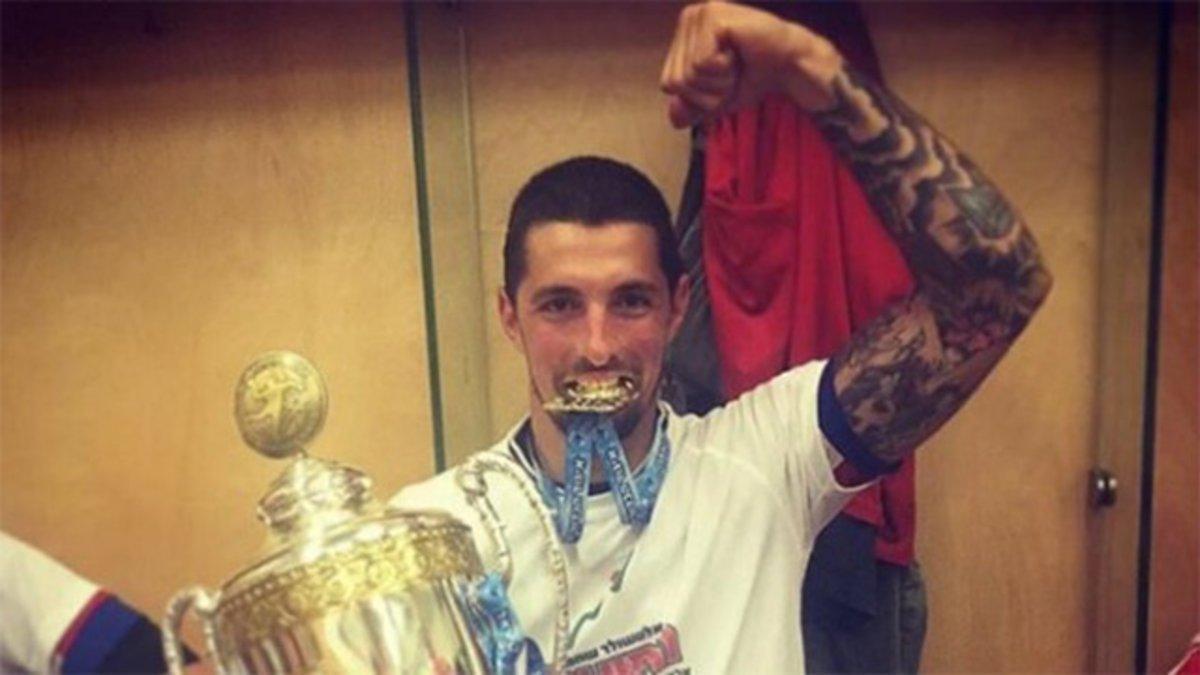 Novak Boskovic con el trofeo de la Liga que logró con el Hapoel