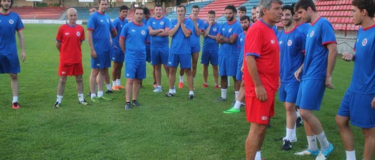 Los jugadores de la UD Ourense, en la presentación en O Couto. // Yedra Seara