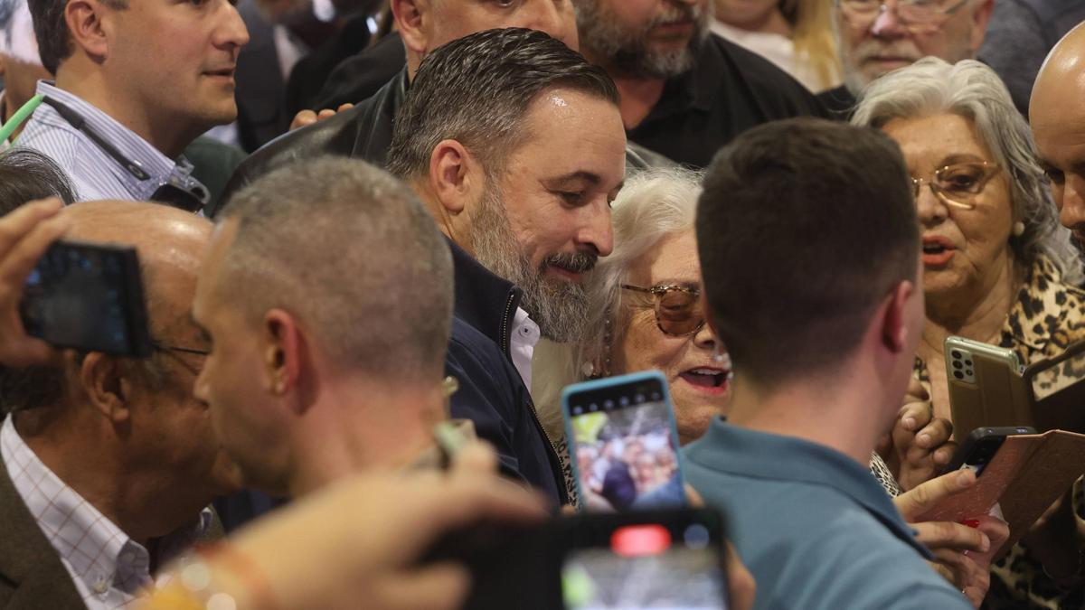 Santiago Abascal agasajado por sus simpatizantes en el acto de Vox de este domingo en Fira València.