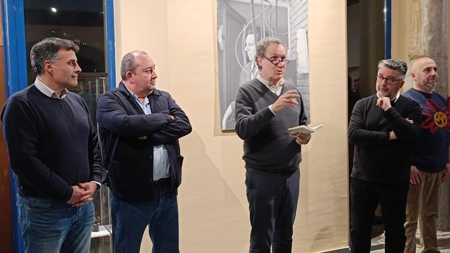 La obra del escultor Amador Rodríguez se expone en Cangas del Narcea