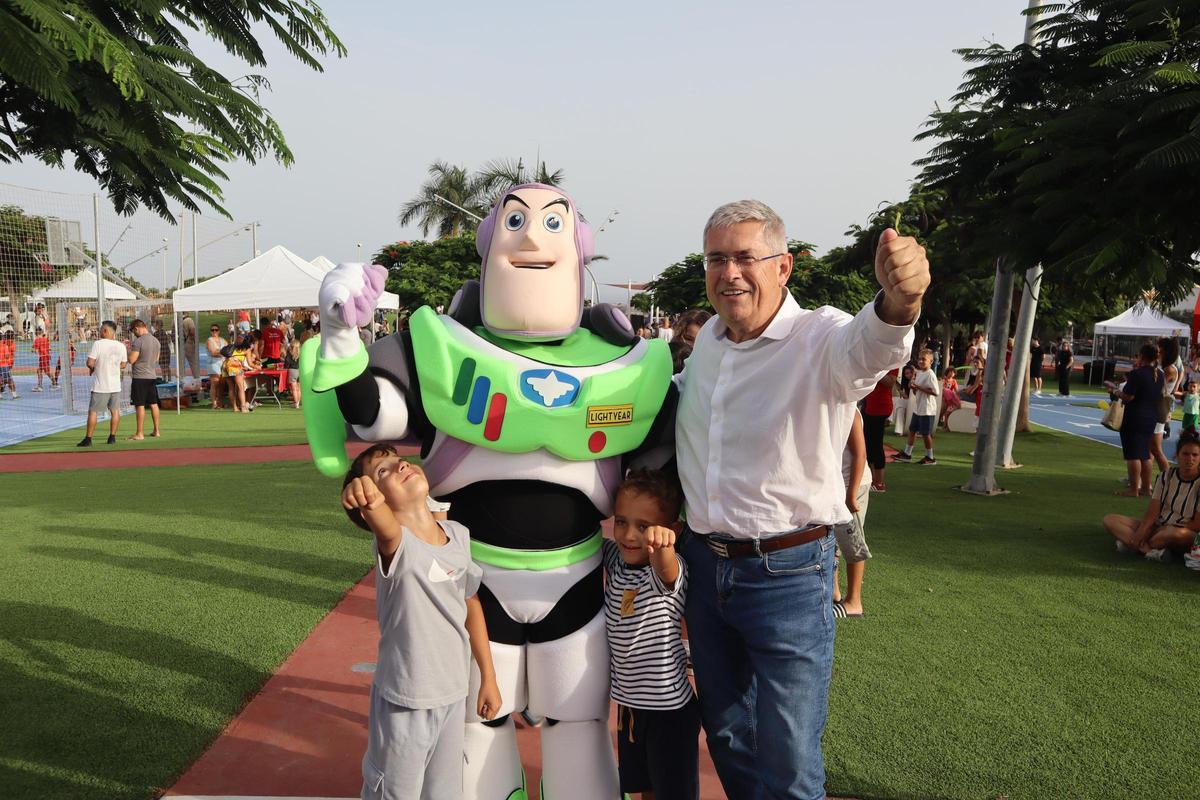 El alcalde de San Bartolomé de Tirajana, Marco Aurelio Pérez, junto a dos infantes y una persona disfrazada de Buzz Lightyear.