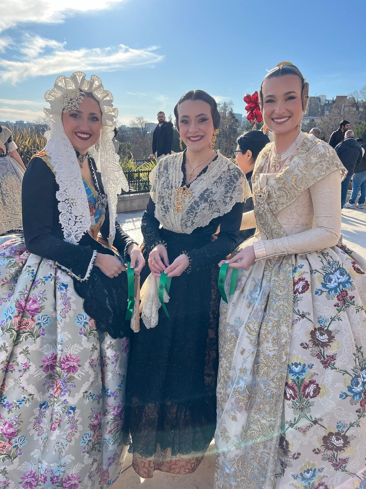 Paula Torres, la reina de la Magdalena, con sus homónimas de Alicante y Valencia.