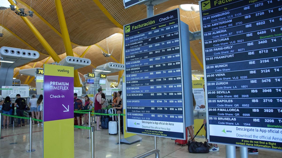 Archivo - Paneles de facturación en la terminal T4 del aeropuerto Adolfo Suárez Madrid-Barajas, en Madrid (España).