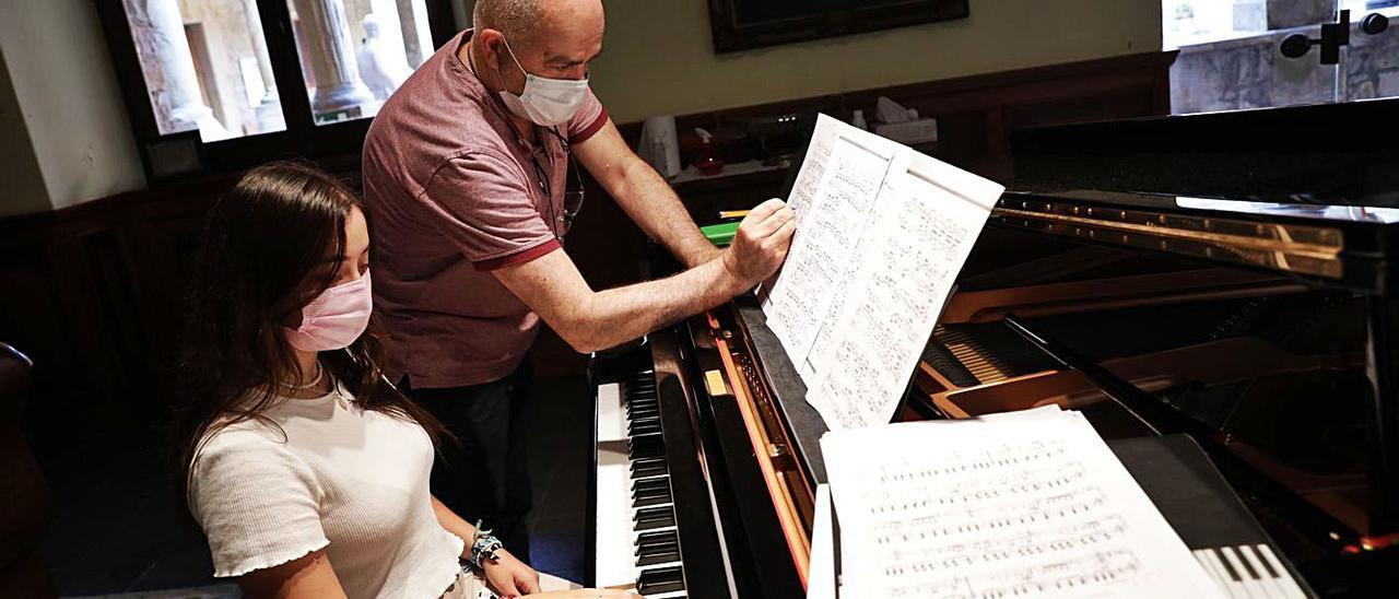 Paloma Méndez, durante una lección de piano en el colegio Santo Ángel con el profesor José Felipe Díaz. | |  JUAN PLAZA