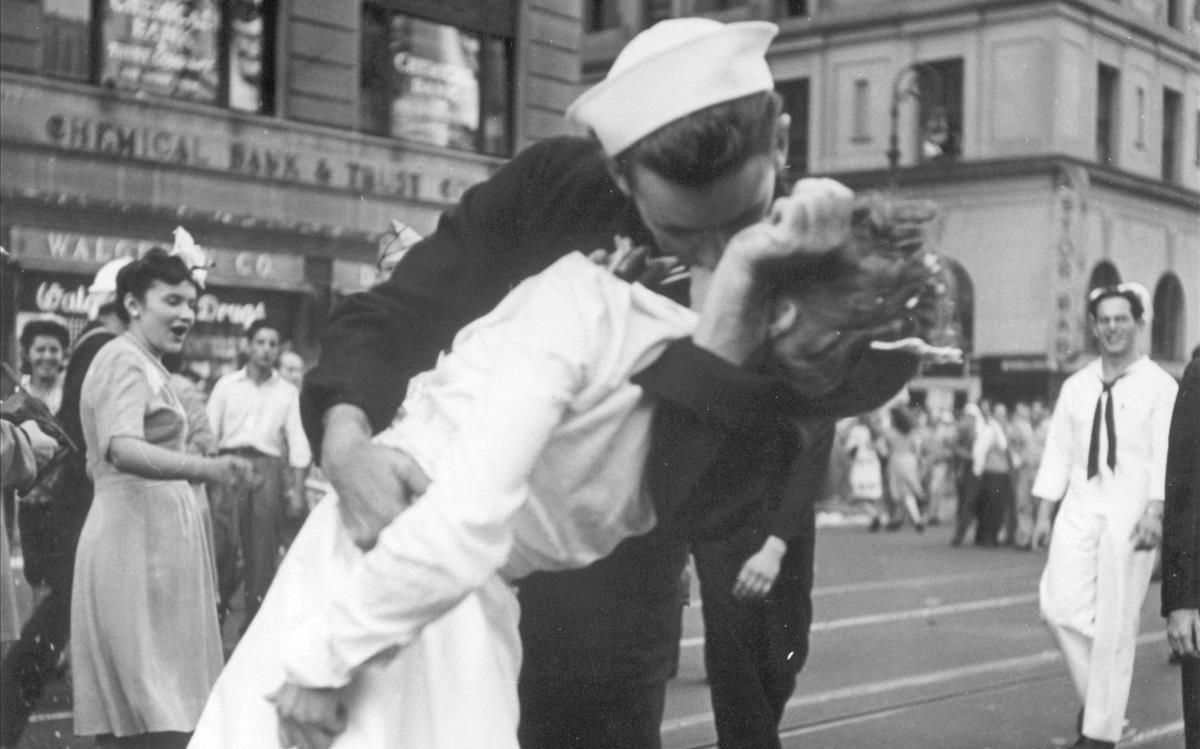 En esta célebre foto un marino americano y una mujer se besan en Times Square, Nueva York, para celebrar el final de la Segunda Guerra Mundial. George Mendonsa, el marinero, ha muerto a los 95 años. Años después de que se hiciera la foto se pudo confirmar la identidad de George y la de Greta Zimmer Friedman, asistenta dental vestida de nurse en la foto como la pareja que se besan.