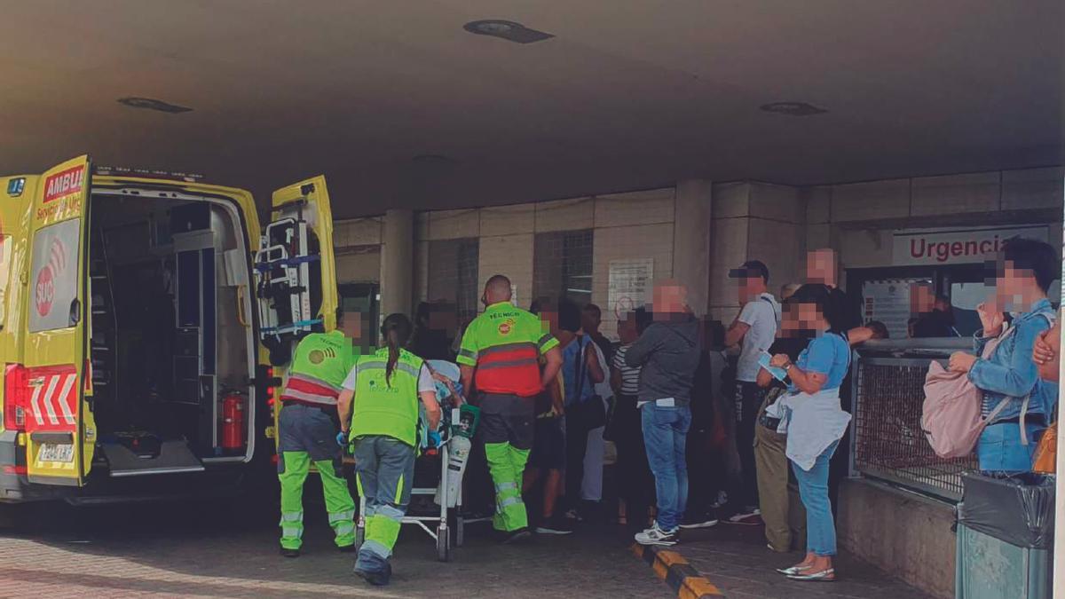 Un paciente llega en ambulancia a Urgencias del Insular, mientras decenas de familiares esperan por noticias –imagen de archivo–.