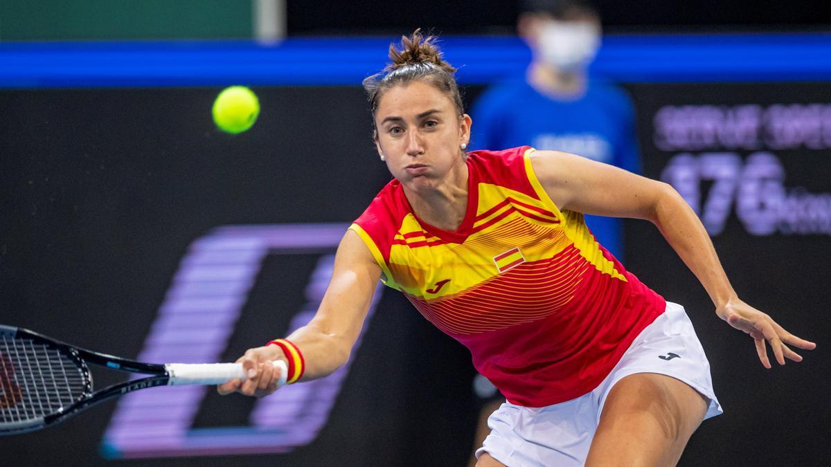 Sara Sorribes intenta devolver unos de los ataques de la tenista estadounidense