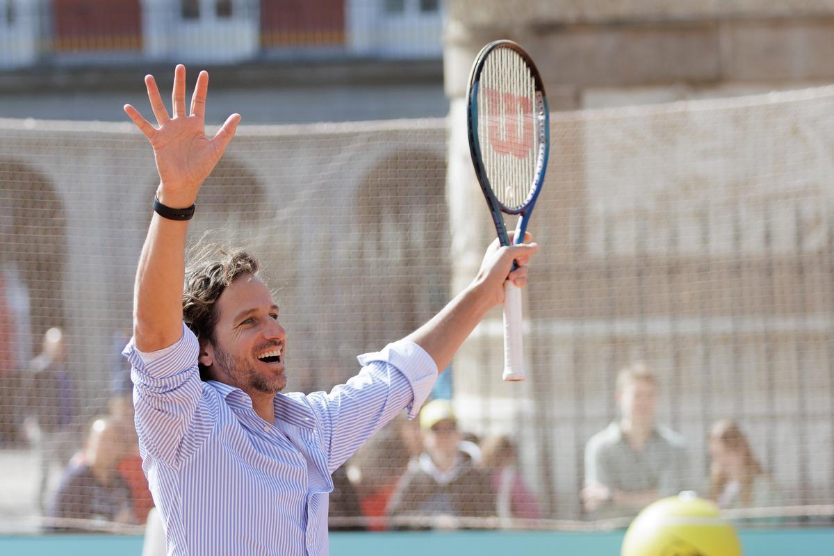 Feliciano López estrena la pista de tenis de la Plaza Mayor de Madrid