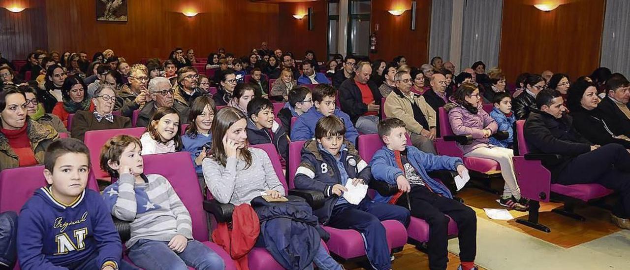 Público presente en el Club Faro celebrado ayer en la Casa da Cultura de Silleda. // Bernabé/Javier Lalín