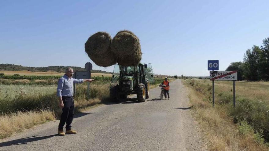 Lázaro Zarza, alcalde de Friera, ayer, en la carretera que ahora se va a acondicionar.