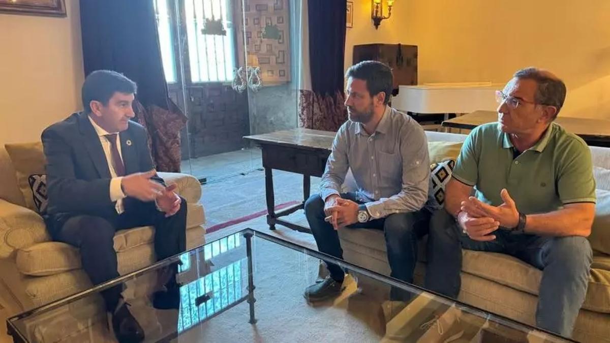 El delegado con el alcalde de Cambados en una reunión por el cuartel.
