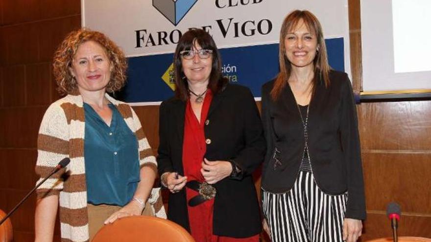 La periodista Edurne Baines (izqda.) presentó a Begoña del Pueyo (c.) y Rosa Suárez (dcha.).  // Lores