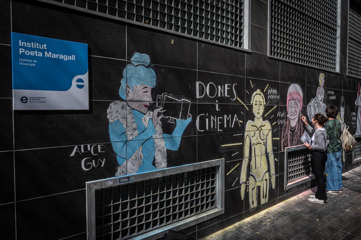 Alumnos del instituto Poeta Maragall de Barcelona pintan un mural sobre mujeres y cine a la pared del edificio, en marzo del 2023.