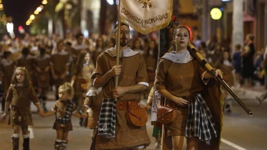 Diferentes momentos del desfile del Mig Any de los Moros y Cristianos de San Vicente.