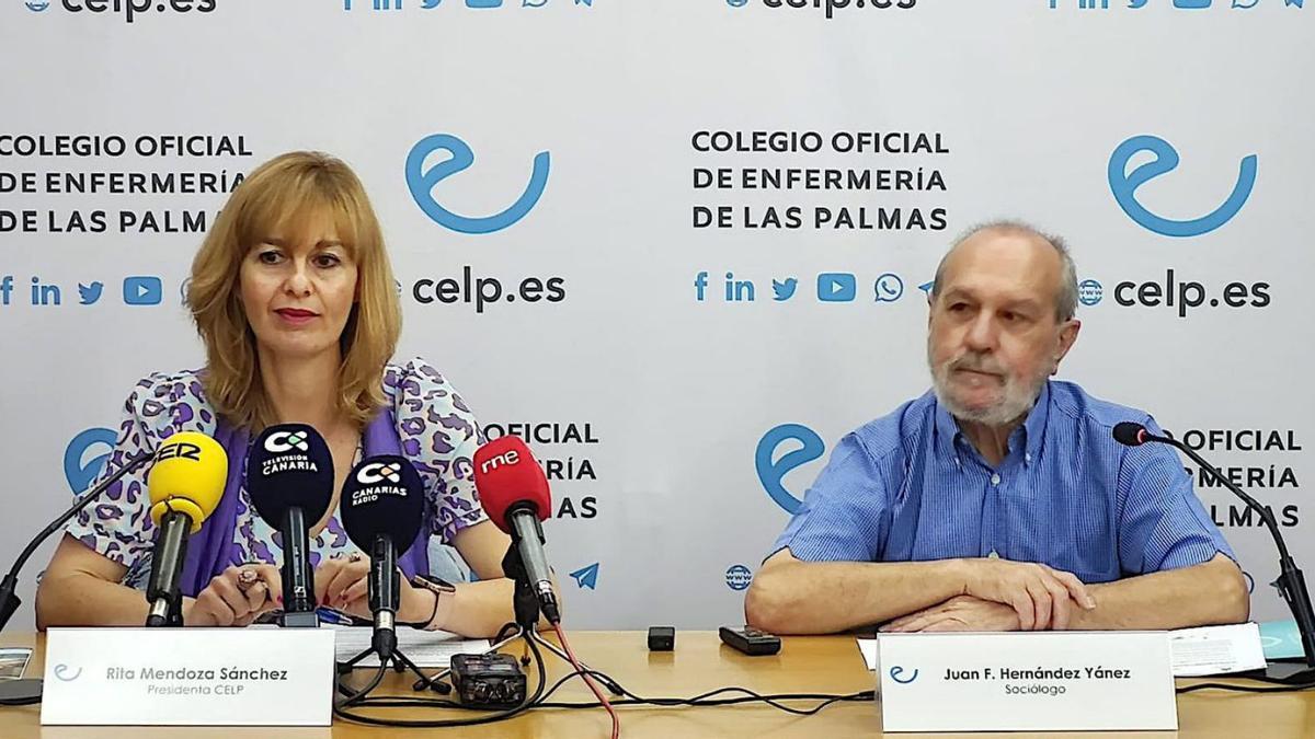 Rita Mendoza, presidenta del Colegio Oficial de Enfermería de Las Palmas, junto a Juan Hernández, sociólogo.