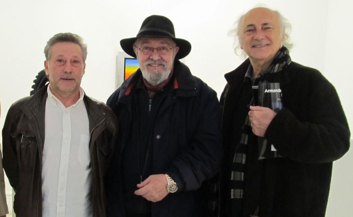 Ortún, junto al escultor pontevedrés Armando Martínez (izq.) y el cantautor Amancio Prada en una exposición en la Casa de Galicia en Madrid