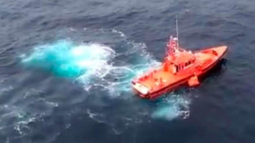 El barco de Salvamento recogiendo a los marineros del pesquero arousano hundido. // Salvamento