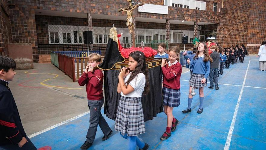 Procesión infantil en el colegio Sopeña de Badajoz