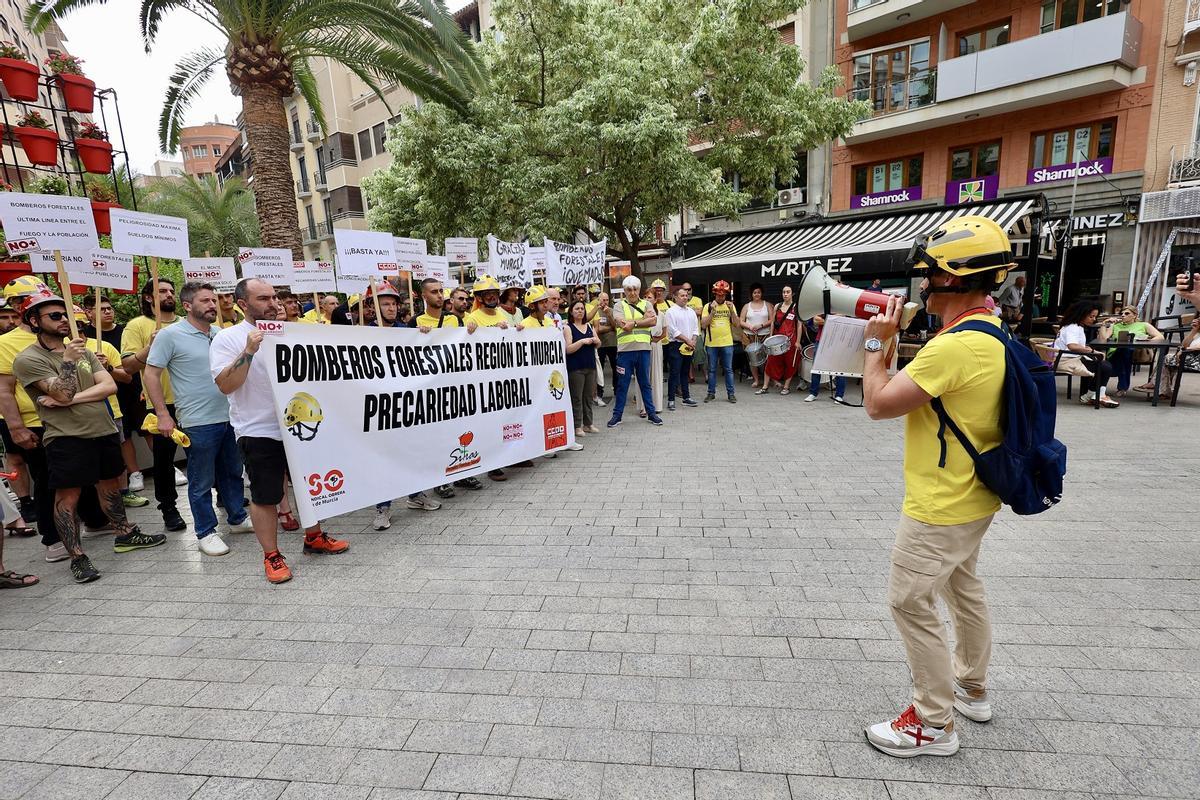 El delegado sindical de CCOO, Juan Pedro Cornejo, con el altavoz en la protesta de este viernes de Santo Domingo (Murcia).