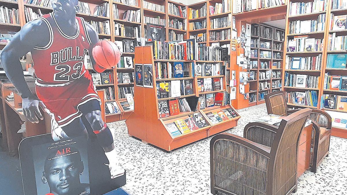 Interior de la Librería Deportiva Esteban Sanz, en Madrid
