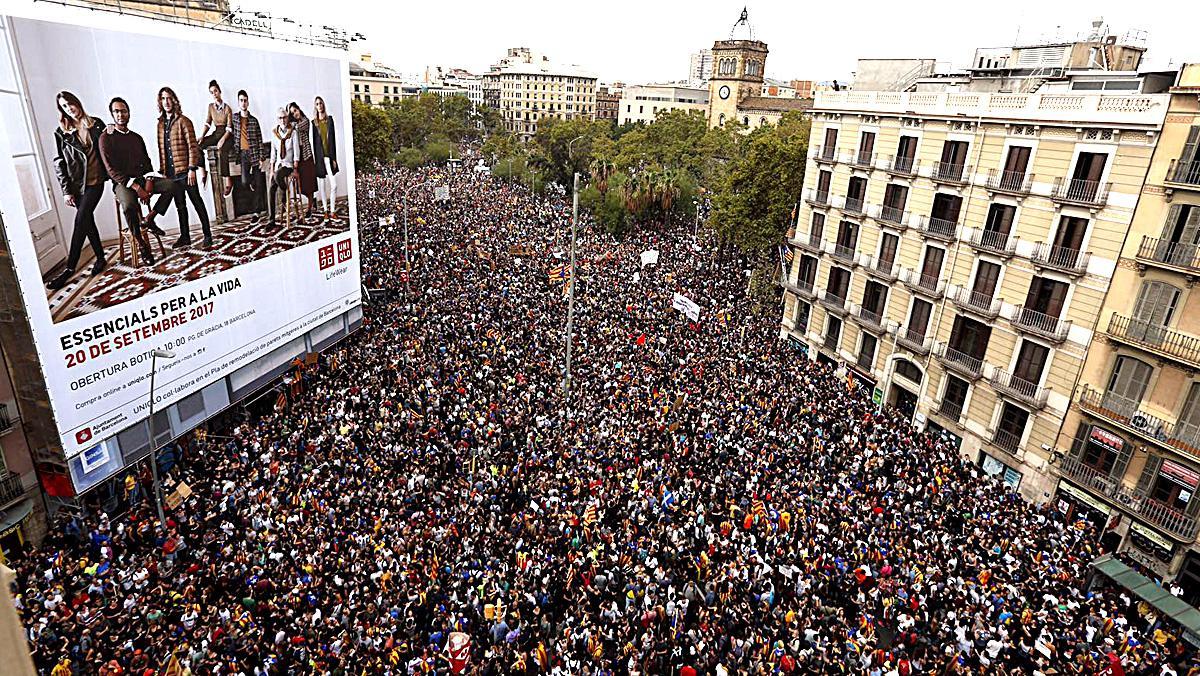 Imatges del matí del 3 d’octubre, amb la convocatòria de vaga general i aturada de país a Catalunya.