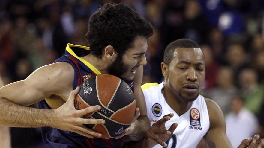 Abrines lucha el balón con el estadounidense Goudelock.