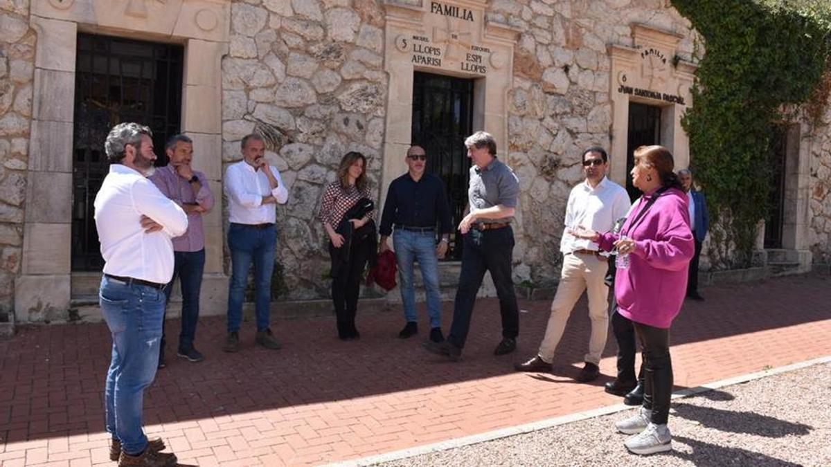 Representantes del heredero de Camilo Sesto y del Ayuntamiento, este martes en el cementerio de Alcoy.