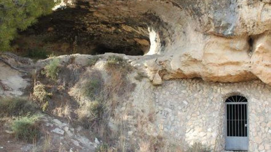 Cueva Negra de Fortuna: Un santuario natural marcado por la tinta inmortal de Roma